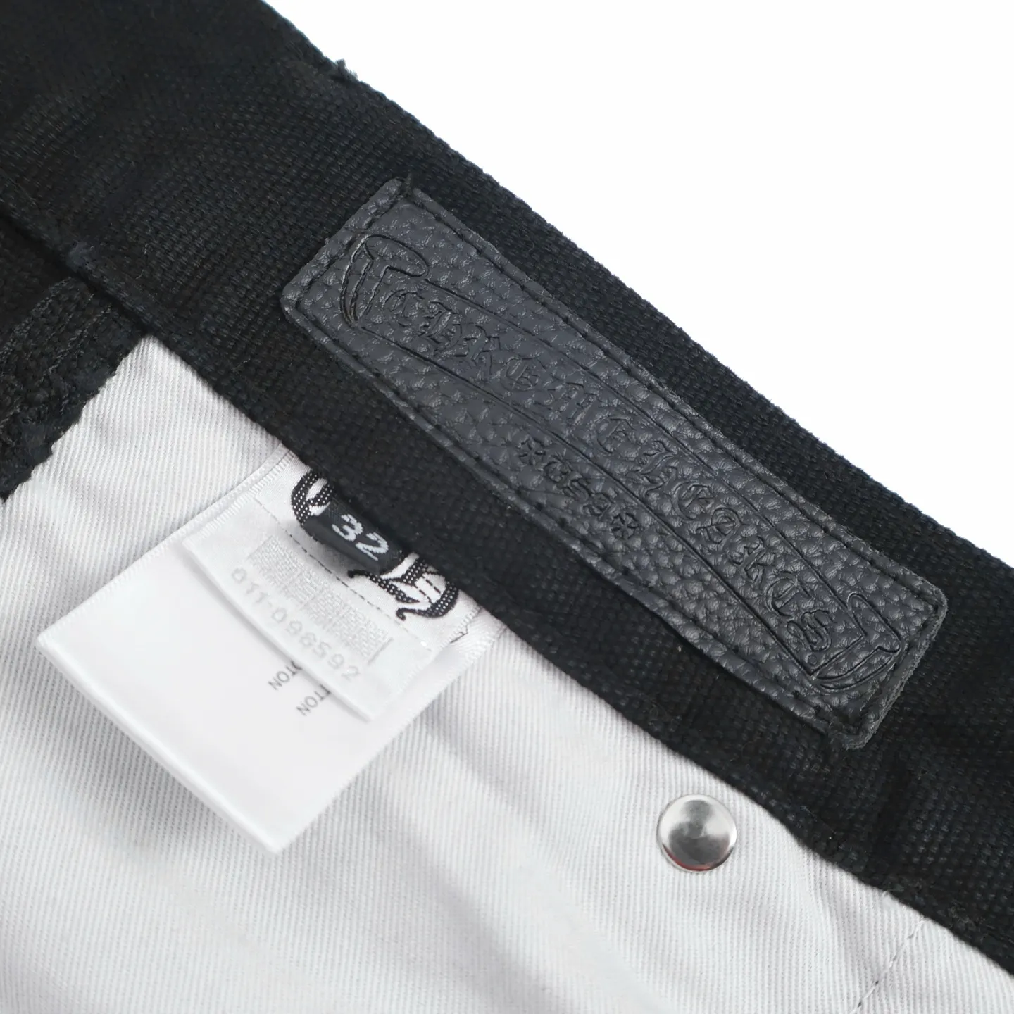 🅿️760 [Exclusive supply] CH Crow Heart Work Jeans are made of twill high-ounce washed denim fabric, exclusive CH-specific logging overalls style (non-Levis Vintage) custom-woven and dyed fabric, and the two-color cross is cowhide + sheepskin (all leather imported from Italy is custom-dyed separately, with consistent texture and no color difference). The stitch length, thread color, and wiring of the car are exactly the same. The inner lining is jacquard, with embroidery on the waist, 925 silver hardware, and heavy-duty washing and manual polishing. Size:32-34-36-38